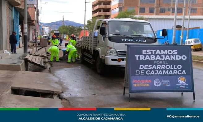 Iniciaron los trabajos de mantenimiento para mejorar la transitabilidad, en el tramo comprendido entre la Av. Industrial y el Γvalo Musical. Cabe resaltar que esta avenida no ha recibido mantenimiento hace mΓ‘s de 20 aΓ±os.
Gracias a las gestiones lideradas por el alcalde de Cajamarca, JoaquΓn RamΓrez Gamarra, ante ProvΓas Nacional y el Ministerio de Transportes y Comunicaciones, se logrΓ³ que la Concesionaria Convial Sierra Norte asuma el mantenimiento de la VΓa de Evitamiento Sur.
Los trabajos, que culminarΓ‘n a finales de diciembre, incluyen el corte de los paΓ±os deteriorados, seguido del asfaltado correspondiente, garantizando una vΓa en Γ³ptimas condiciones para los ciudadanos.
Cabe resaltar el compromiso de la comuna local por atender con celeridad las necesidades de infraestructura vial en Cajamarca, priorizando la seguridad y comodidad de los usuarios y tener una mejor transitabilidad.