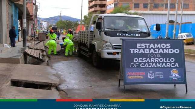 Iniciaron los trabajos de mantenimiento para mejorar la transitabilidad, en el tramo comprendido entre la Av. Industrial y el Óvalo Musical. Cabe resaltar que esta avenida no ha  recibido mantenimiento hace más de 20 años.
Gracias a las gestiones lideradas por el alcalde de Cajamarca, Joaquín Ramírez Gamarra, ante Provías Nacional y el Ministerio de Transportes y Comunicaciones, se logró que la Concesionaria Convial Sierra Norte asuma el mantenimiento de la Vía de Evitamiento Sur.
Los trabajos, que culminarán a finales de diciembre, incluyen el corte de los paños deteriorados, seguido del asfaltado correspondiente, garantizando una vía en óptimas condiciones para los ciudadanos.
Cabe resaltar el compromiso de la comuna local por atender con celeridad las necesidades de infraestructura vial en Cajamarca, priorizando la seguridad y comodidad de los usuarios y tener una mejor transitabilidad.