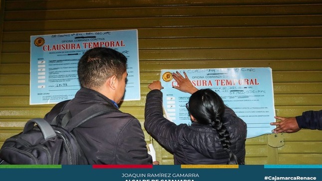 En un esfuerzo conjunto entre diversas áreas de la Municipalidad Provincial de Cajamarca, realizamos un exitoso operativo en los establecimientos nocturnos y comerciales a lo largo de la Avenida Independencia y en nuestro Centro Histórico.
Este operativo tiene como objetivo garantizar la seguridad ciudadana, el cumplimiento de las normativas locales y la protección de la salud de todos sus clientes. Durante la acción, intervenimos más de cinco locales y clausuramos uno que operaba ilegalmente como bar, careciendo de licencia de funcionamiento y certificado ITSE.
Estas iniciativas reiteran nuestro compromiso con el bienestar de los ciudadanos y la creación de un ambiente seguro y regulado en nuestros espacios de entretenimiento nocturno. 💪