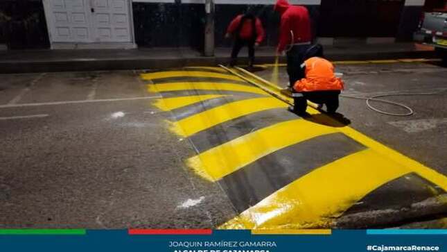 Con el objetivo de proporcionar un tránsito seguro para todos, la Gerencia de Transporte y Seguridad Vial de la Municipalidad de Cajamarca sigue realizando el pintado de gibas en varias arterias de nuestra ciudad. Estas acciones están diseñadas para reducir accidentes de tránsito y asegurar la protección tanto de vehículos como de peatones.
Recientemente, hemos pintado gibas en importantes puntos como la intersección del jirón Amalia Puga con Jr. 5 Esquinas, y en la avenida El Maestro a la altura de la comisaría central.
Estamos comprometidos con mejorar la infraestructura vial y garantizar la seguridad de todos los usuarios de las vías. ¡Tu seguridad es nuestra prioridad!