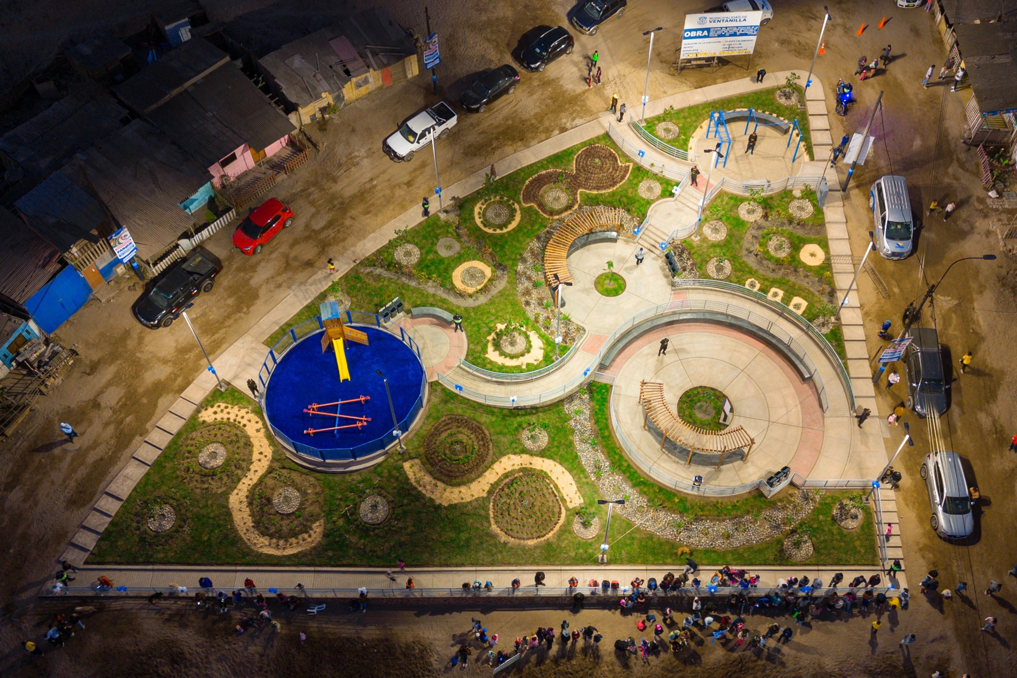 El alcalde Jhovinson Vásquez inauguró el moderno parque recreativo 🌳🌲 del Grupo Residencial A2 en Pachacútec, promoviendo la recreación y bienestar 👨👩👧👦 en Ventanilla.