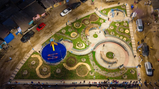 El alcalde Jhovinson Vásquez inauguró el moderno parque recreativo 🌳🌲 del Grupo Residencial A2 en Pachacútec, promoviendo la recreación y bienestar 👨‍👩‍👧‍👦 en Ventanilla.