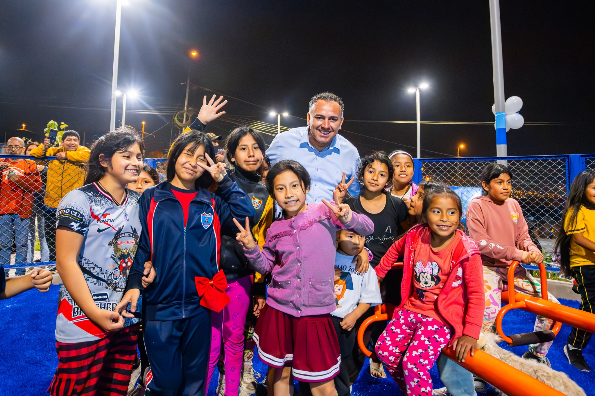 El alcalde Jhovinson Vásquez inauguró el moderno parque recreativo 🌳🌲 del Grupo Residencial A2 en Pachacútec, promoviendo la recreación y bienestar 👨👩👧👦 en Ventanilla.