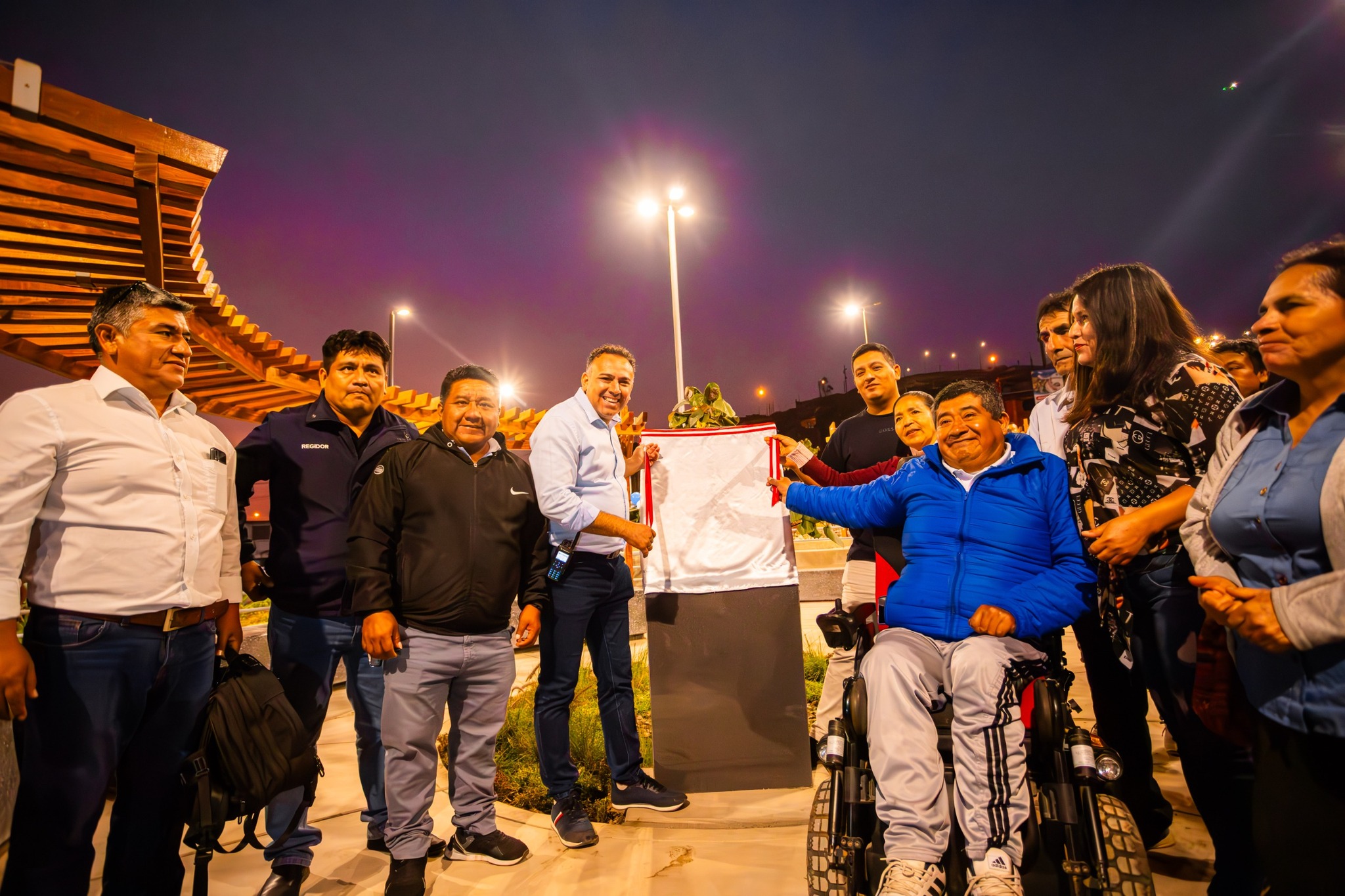 El alcalde Jhovinson Vásquez inauguró el moderno parque recreativo 🌳🌲 del Grupo Residencial A2 en Pachacútec, promoviendo la recreación y bienestar 👨👩👧👦 en Ventanilla.
