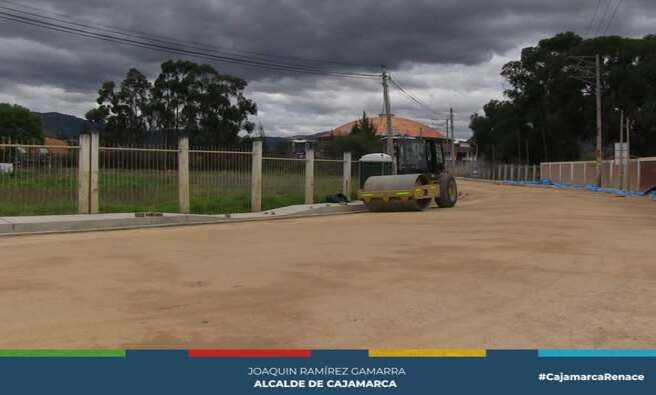 Después de haber concluido con todos los trabajos de concreto en la obra de loa Patos se esta realizando la limpieza y compactado de la vía para su imprimado y posterior colocación de la capa asfáltica.
El Ing. Residente Jaime Villacorta Delgado nos comentó de los últimos trabajos que vienen realizando en la obra y preparados para la colocación de la capa asfáltica con lo que se concluiría ya este proyecto tan esperado por muchos vecinos de la zona.