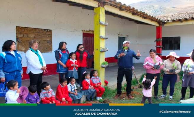 ✅La Gerencia de Desarrollo Ambiental de la Municipalidad Provincial de Cajamarca llevó a cabo con éxito la décima tercera edición de la Cruzada Verde en la Institución Educativa Inicial La Colpa, un evento cargado de energía positiva y conciencia ecológica. Con el valioso apoyo de la Organización de Servicio de la Comunidad Femenina – SERCOFE, esta actividad se transformó en una verdadera fiesta de la naturaleza.
✔El entusiasmo se apoderó de los pequeños, quienes, guiados por los Educadores Ambientales Elizabeth Cabrera, Rita Chávez, Mario Mosqueira, Wilder Villar y el Ing. Donald León, se embarcaron en una misión verde que dejó huella. Con manos llenas de esperanza, los niños plantaron un total de 100 plantas ornamentales y forestales, convirtiendo el lugar en un verdadero pulmón verde que aportará al bienestar de todos.
🟢La Cruzada Verde se vivió con tanta alegría que las sonrisas de los niños reflejaron la fuerza del compromiso ambiental! Un verdadero ejemplo de que el futuro de nuestra ciudad está en manos de las nuevas generaciones, dispuestas a hacer crecer el planeta, un árbol a la vez.