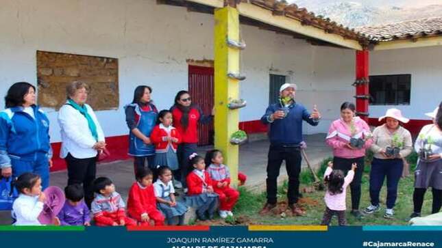 ✅La Gerencia de Desarrollo Ambiental de la Municipalidad Provincial de Cajamarca llevó a cabo con éxito la décima tercera edición de la Cruzada Verde en la Institución Educativa Inicial La Colpa, un evento cargado de energía positiva y conciencia ecológica. Con el valioso apoyo de la Organización de Servicio de la Comunidad Femenina – SERCOFE, esta actividad se transformó en una verdadera fiesta de la naturaleza.
✔El entusiasmo se apoderó de los pequeños, quienes, guiados por los Educadores Ambientales Elizabeth Cabrera, Rita Chávez, Mario Mosqueira, Wilder Villar y el Ing. Donald León, se embarcaron en una misión verde que dejó huella. Con manos llenas de esperanza, los niños plantaron un total de 100 plantas ornamentales y forestales, convirtiendo el lugar en un verdadero pulmón verde que aportará al bienestar de todos.
🟢La Cruzada Verde se vivió con tanta alegría que las sonrisas de los niños reflejaron la fuerza del compromiso ambiental! Un verdadero ejemplo de que el futuro de nuestra ciudad está en manos de las nuevas generaciones, dispuestas a hacer crecer el planeta, un árbol a la vez.
