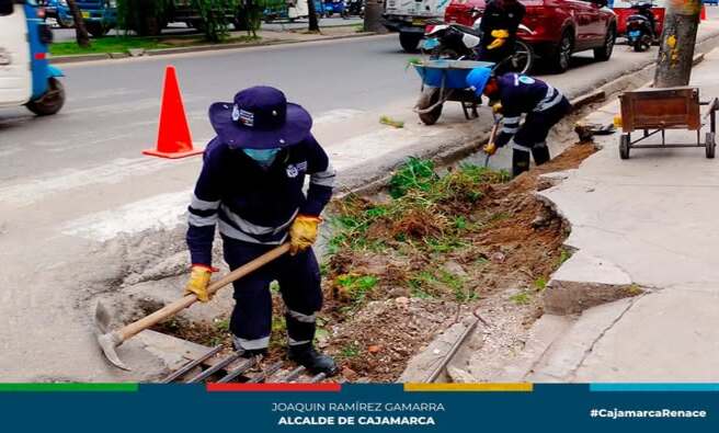 ✔La Gerencia de Desarrollo Ambiental, junto con la Subgerencia de Gestión Integral de Residuos Sólidos, realizó esta mañana una jornada de limpieza y deshierbo en la Vía de Evitamiento Sur, desde el Jr. Santa Rosa hasta el Jr. Cumbe Mayo.
✅El equipo de trabajo eliminó maleza y limpió cunetas, mejorando así la circulación y seguridad vial en la zona. Esta acción refleja el compromiso de la Municipalidad Provincial de Cajamarca con un entorno más limpio y seguro para los ciudadanos.