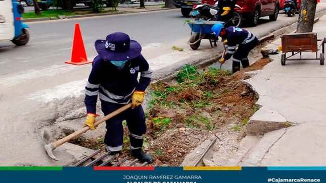 ✔La Gerencia de Desarrollo Ambiental, junto con la Subgerencia de Gestión Integral de Residuos Sólidos, realizó esta mañana una jornada de limpieza y deshierbo en la Vía de Evitamiento Sur, desde el Jr. Santa Rosa hasta el Jr. Cumbe Mayo.
✅El equipo de trabajo eliminó maleza y limpió cunetas, mejorando así la circulación y seguridad vial en la zona. Esta acción refleja el compromiso de la Municipalidad Provincial de Cajamarca con un entorno más limpio y seguro para los ciudadanos.
