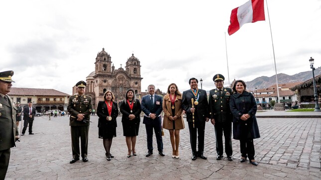 Presidenta de la Corte de Cusco participó en el izamiento “Día de la Institucionalidad, del Estado de Derecho y la Defensa de la Democracia”