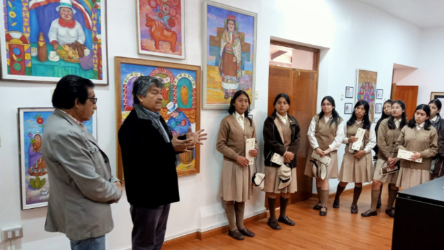 Estudiantes visitan exposición “Retrospectiva” en la Galería Sol del Perú del Bicentenario de Cusco