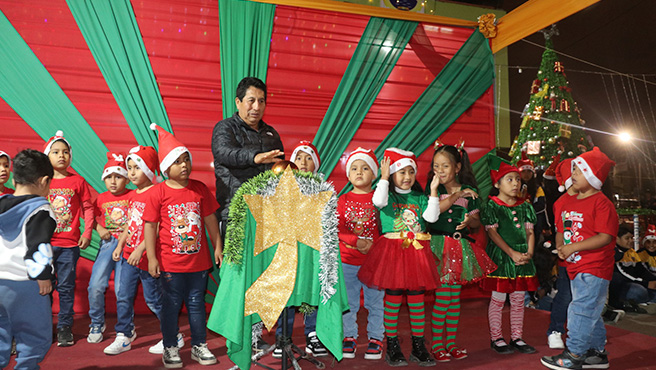 Alcalde de Huarmey realiza el tradicional encendido del árbol navideño 2024