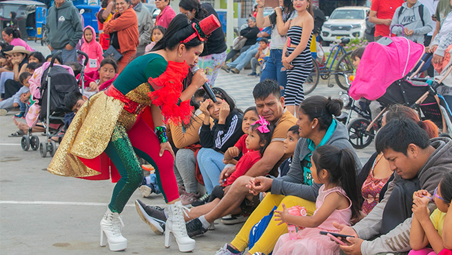 Alcalde de Huarmey realiza el tradicional encendido del árbol navideño 2024