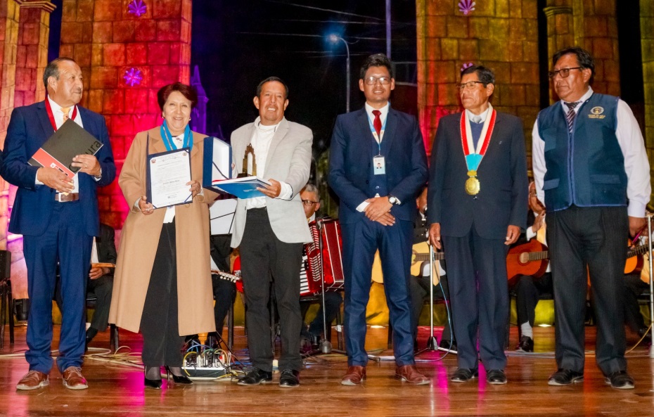 La Municipalidad Provincial de Puno rinde homenaje a los artistas en la III Noche de gala "Yunguyo Mío"