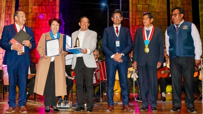 La Municipalidad Provincial de Puno rinde homenaje a los artistas en la III Noche de gala "Yunguyo Mío"