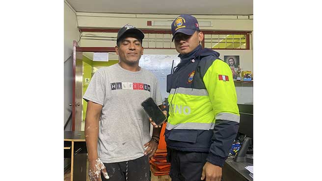 Serenos de Huarmey entregan celular perdido encontrado en la plaza de Huarmey.