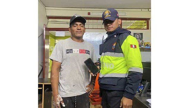 Serenos de Huarmey entregan celular perdido encontrado en la plaza de Huarmey. 