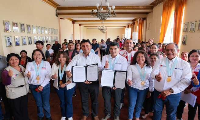 Además, en el distrito de Mórrope se oficializo la entrega de 222 títulos de propiedad, otorgándole seguridad jurídica y la formalización de sus predios a más de 750 pobladores.