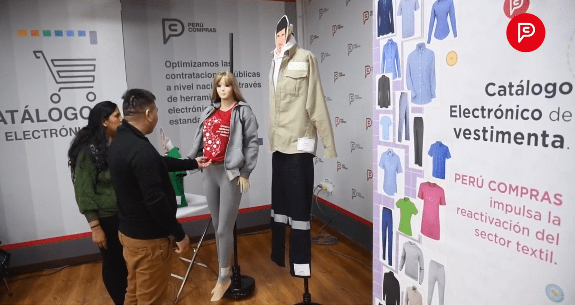 Foto de proveedores examinando prendas de vestir