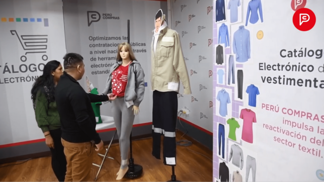 Foto de proveedores examinando prendas de vestir