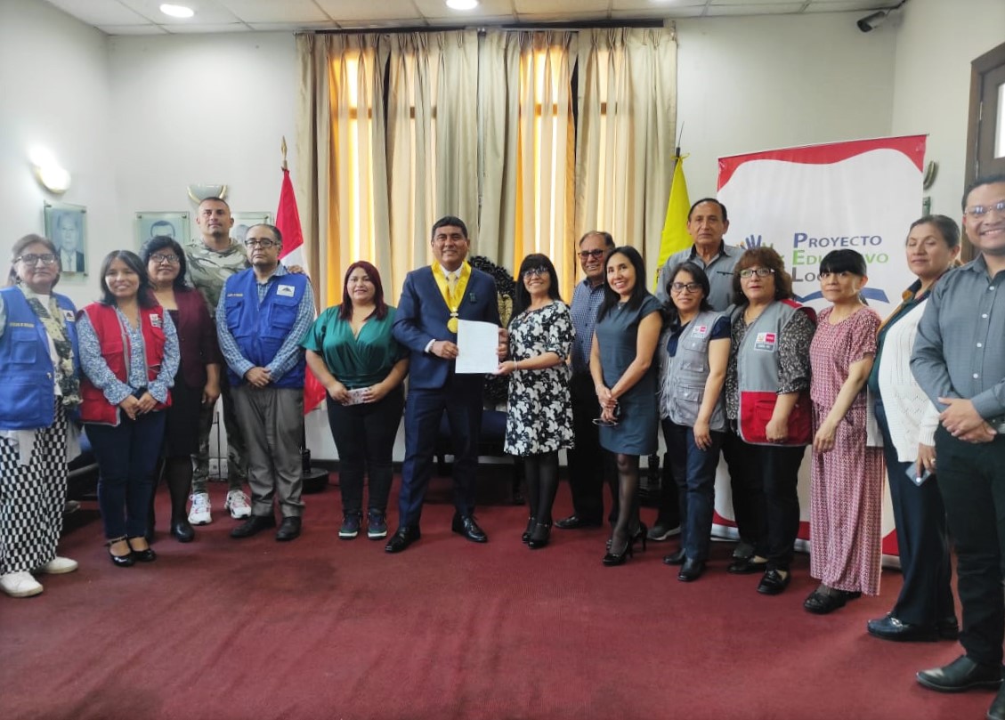 DIRECTORA DE UGEL 02 Y ALCALDE DEL RÍMAC FIRMANDO ACTA DE COMPROMISO