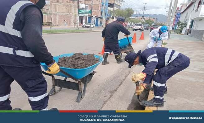 ✔La Gerencia de Desarrollo Ambiental, junto con la Subgerencia de Gestión Integral de Residuos Sólidos, realizó esta mañana una jornada de limpieza y deshierbo en el Jr. Manuel Ibáñez Rosazza hasta el Grifo "el Amigo", también intervenimos en el Jirón Emancipación desde la cuadra 1 hasta la cuadra 3.
El equipo de trabajo eliminó maleza y limpió cunetas, mejorando así la circulación y seguridad vial en la zona. Esta acción refleja el compromiso de la Municipalidad Provincial de Cajamarca con un entorno más limpio y seguro para los ciudadanos.