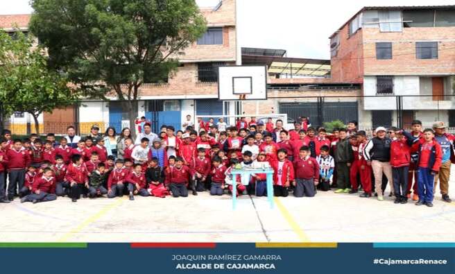 Continuando con las actividades del Comité Provincial de Seguridad Ciudadana (COPROSEC), y en colaboración con la SUCAMEC, se llevó a cabo la segunda charla de sensibilización sobre el uso de material pirotécnico para los alumnos de 4°, 5° y 6° grado de primaria de la institución educativa Rafael Olascoaga.
La Abg. Zulema Bringas G., Evaluadora de Licencias de la SUCAMEC, manifestó que el objetivo de las charlas es prevenir la compra y el uso indebido de pirotécnicos y evitar accidentes que lamentar.
¡Disfrutemos de estas fiestas de fin de años con responsabilidad!
