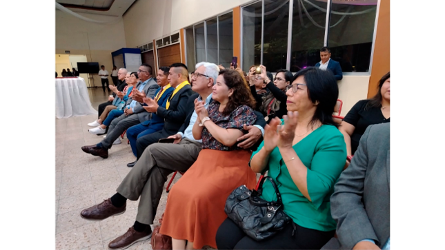 En representación de nuestro alcalde, Richard Soria, los regidores Edgar Oroncoy y Jorge Hilares estuvieron presentes para  respaldar esta importante iniciativa. Durante la actividad, se destacaron los increíbles trabajos de los estudiantes en áreas como Electrotecnia, Mecánica, y Confecciones Industriales, demostrando su talento en diseño, creatividad, liderazgo, trabajo en equipo y autoconfianza, cualidades claves para alcanzar sus metas futuras.
El evento contó con la presencia de destacados invitados, como representantes de la empresa Topitop, UNI, Suprefectura, asi como autoridades religiosas, consolidando una red de apoyo para los jóvenes talentos de nuestra comunidad.🧥👗👠
Reafirmamos nuestro compromiso de seguir promoviendo actividades que impulsen el desarrollo integral y profesional de nuestros estudiantes, abriendo puertas para que alcancen un futuro prometedor.