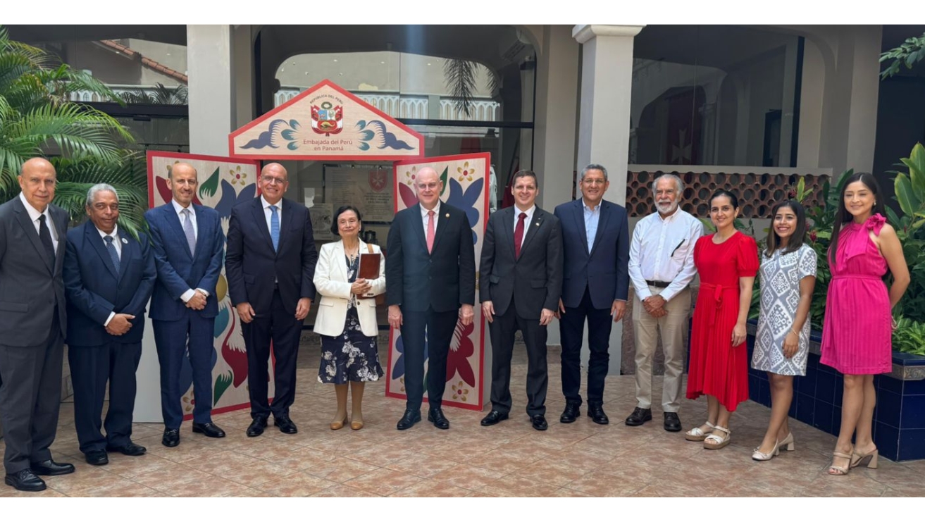 Embajador Mario López a compañado del Viceministro Carlos Guevara Mann, la doctora Scarlett O’Phelan y miembros. foto oficial