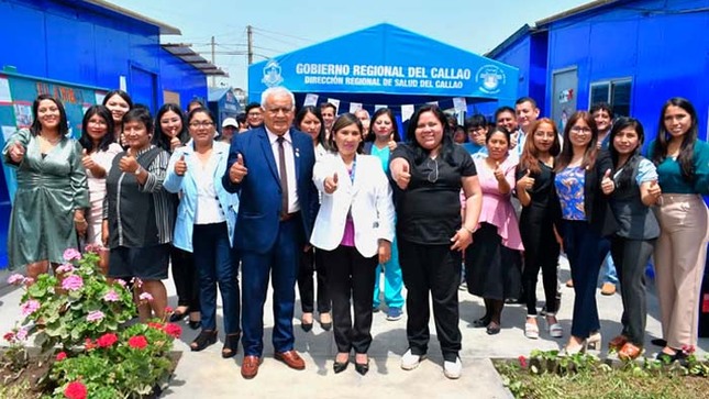 Autoridades y personal de salud del CSMC "Ventanilla Norte"