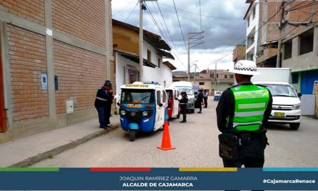 La Gerencia de Transporte y Seguridad Vial de la Municipalidad de Cajamarca, en un esfuerzo conjunto con la Policía Nacional de Tránsito y la Fiscalía de Prevención del Delito, está llevando a cabo fiscalizaciones del servicio de transporte público en diversos puntos críticos de la ciudad. El objetivo de estas iniciativas es erradicar la informalidad y restablecer el orden en el transporte, garantizando así el respeto por el reglamento nacional de tránsito y las normativas locales.
Recientemente, estas acciones se llevaron a cabo en la cuadra 12 de la avenida La Paz, donde se logró internar mototaxis en el depósito municipal debido a que sus conductores no contaban con la documentación adecuada para circular por las vías de Cajamarca. Con estas medidas, reafirmamos nuestro compromiso con la seguridad vial y el bienestar de la comunidad, promoviendo un transporte público formal y seguro para todos los ciudadanos.