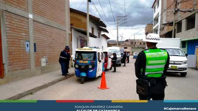 La Gerencia de Transporte y Seguridad Vial de la Municipalidad de Cajamarca, en un esfuerzo conjunto con la Policía Nacional de Tránsito y la Fiscalía de Prevención del Delito, está llevando a cabo fiscalizaciones del servicio de transporte público en diversos puntos críticos de la ciudad. El objetivo de estas iniciativas es erradicar la informalidad y restablecer el orden en el transporte, garantizando así el respeto por el reglamento nacional de tránsito y las normativas locales.
Recientemente, estas acciones se llevaron a cabo en la cuadra 12 de la avenida La Paz, donde se logró internar mototaxis en el depósito municipal debido a que sus conductores no contaban con la documentación adecuada para circular por las vías de Cajamarca. Con estas medidas, reafirmamos nuestro compromiso con la seguridad vial y el bienestar de la comunidad, promoviendo un transporte público formal y seguro para todos los ciudadanos.