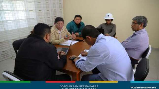 La Municipalidad Provincial de Cajamarca, en alianza estratégica con Newmont ALAC, avanza de manera sostenida en la reparación de la Planta de Tratamiento de Aguas Residuales (PTAR) del Camal Municipal. Según el cronograma establecido, los trabajos culminarán el 24 de diciembre, asegurando su operatividad en los próximos días.
El Econ. Luis Licera Castañeda, gerente de Desarrollo Económico de la comuna, resaltó que las labores se están ejecutando de forma óptima, lo que permitirá mejorar significativamente los servicios del camal. Este esfuerzo reafirma el compromiso municipal con la modernización de su infraestructura clave.
La gestión del alcalde de Cajamarca, Joaquín Ramírez Gamarra, tiene como objetivo reducir los impactos ambientales asociados al camal, cumpliendo con estándares modernos de tratamiento de aguas residuales. Estas acciones son esenciales para proteger la salud pública y el entorno donde opera esta importante instalación.