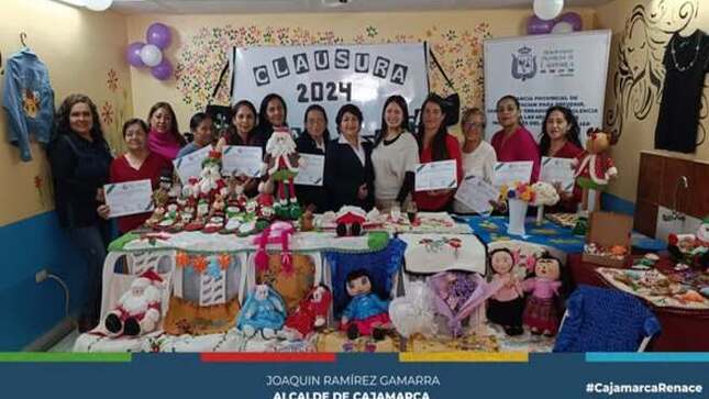 La Municipalidad Provincial de Cajamarca, a través de la Coordinación de Renace Mujer y Familia, celebró la clausura del taller "Bordado en Cinta", donde se entregaron certificados a las madres participantes de bajos recursos económicos. 🎉
Este taller, que se llevó a cabo del 15 de marzo al 10 de diciembre, abarcó un total de 9 meses de formación. Con estas iniciativas, la municipalidad reafirma su compromiso de ofrecer alternativas que ayuden a las personas vulnerables de nuestra región a mejorar su situación económica. 💪🌟 ¡Juntas y juntos, construimos un futuro mejor!