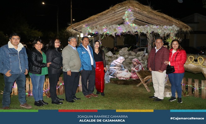 Por segundo año consecutivo, nuestras gerencias realizaron el encantador encendido de las "Alegorías Navideñas" en la Alameda de Los Incas del Qhapaq Ñan.
El regidor José Eugenio Cruzado Bardales lideró el conteo regresivo, dando paso a una celebración mágica acompañada de un recorrido por estas hermosas iluminaciones. ¡Los trabajadores de nuestra comuna mostraron su fervor navideño, llenando de alegría y color nuestra ciudad!
