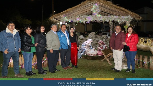 Por segundo año consecutivo, nuestras gerencias realizaron el encantador encendido de las "Alegorías Navideñas" en la Alameda de Los Incas del Qhapaq Ñan. 
El regidor José Eugenio Cruzado Bardales lideró el conteo regresivo, dando paso a una celebración mágica acompañada de un recorrido por estas hermosas iluminaciones. ¡Los trabajadores de nuestra comuna mostraron su fervor navideño, llenando de alegría y color nuestra ciudad! 