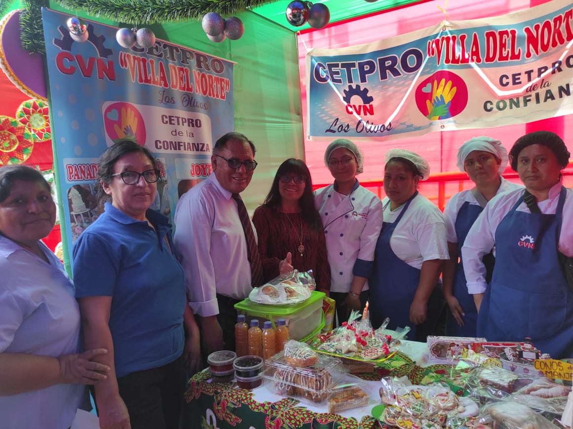 directora de la ugel 02 y jefe de agebatp junto a cetpro mostrando sus productos