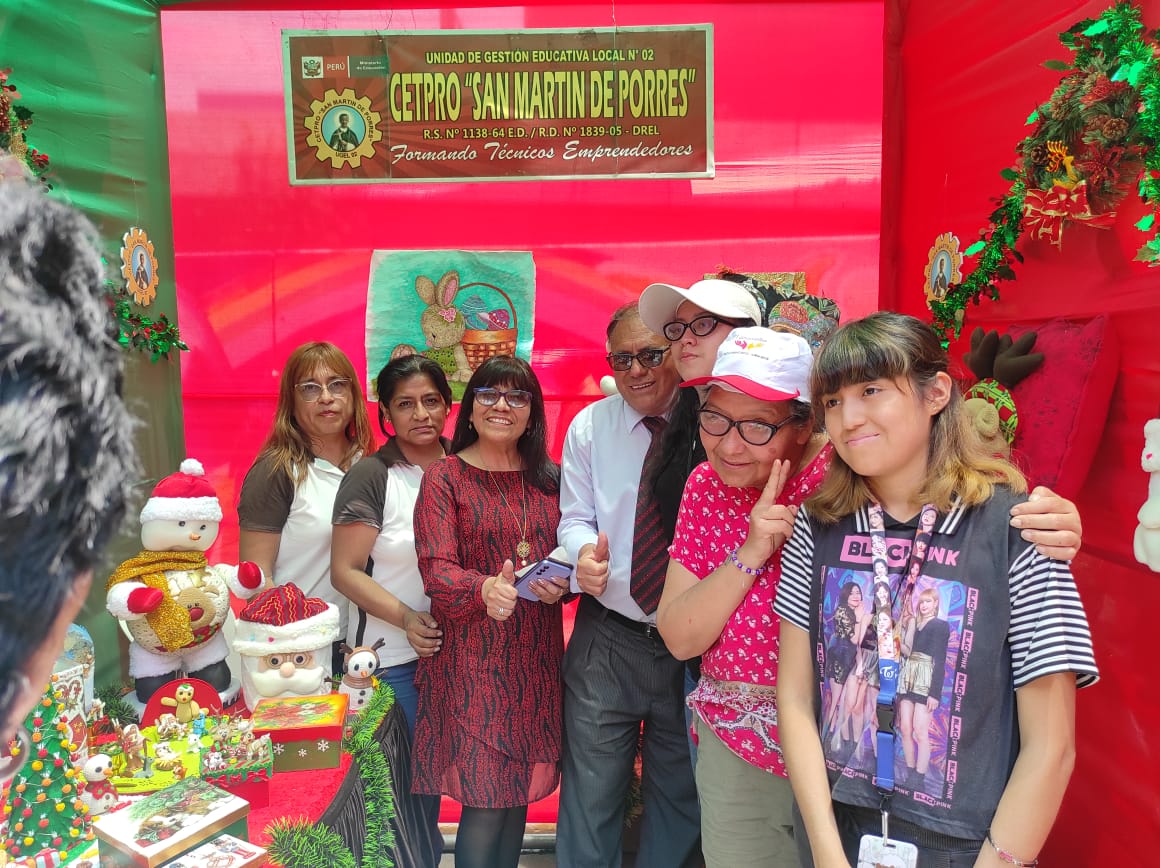 directora de la ugel 02 y jefe de agebatp junto a cetpro mostrando sus productos