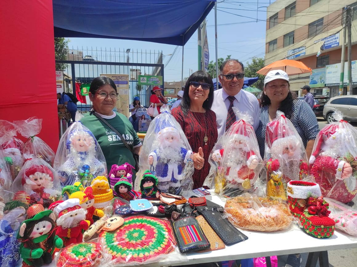 directora de la ugel 02 y jefe de agebatp junto a cetpro mostrando sus productos