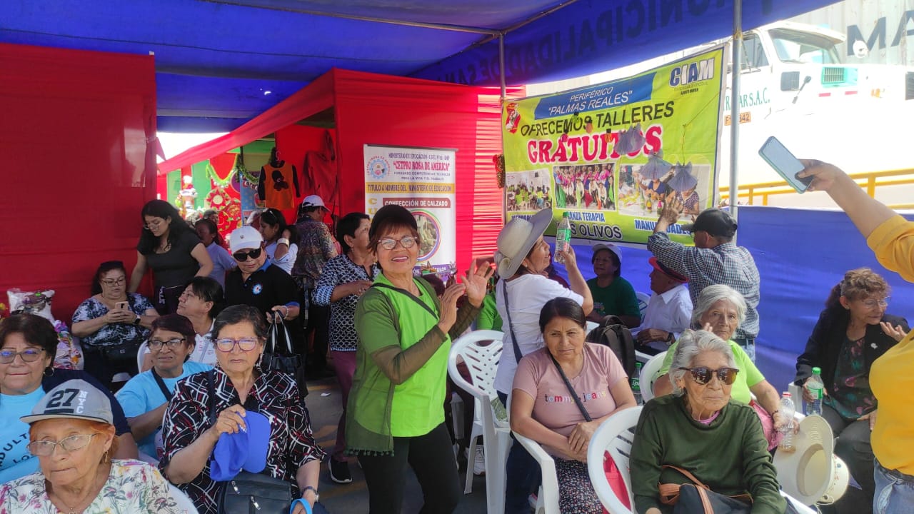 asistentes al evento de feria navideña