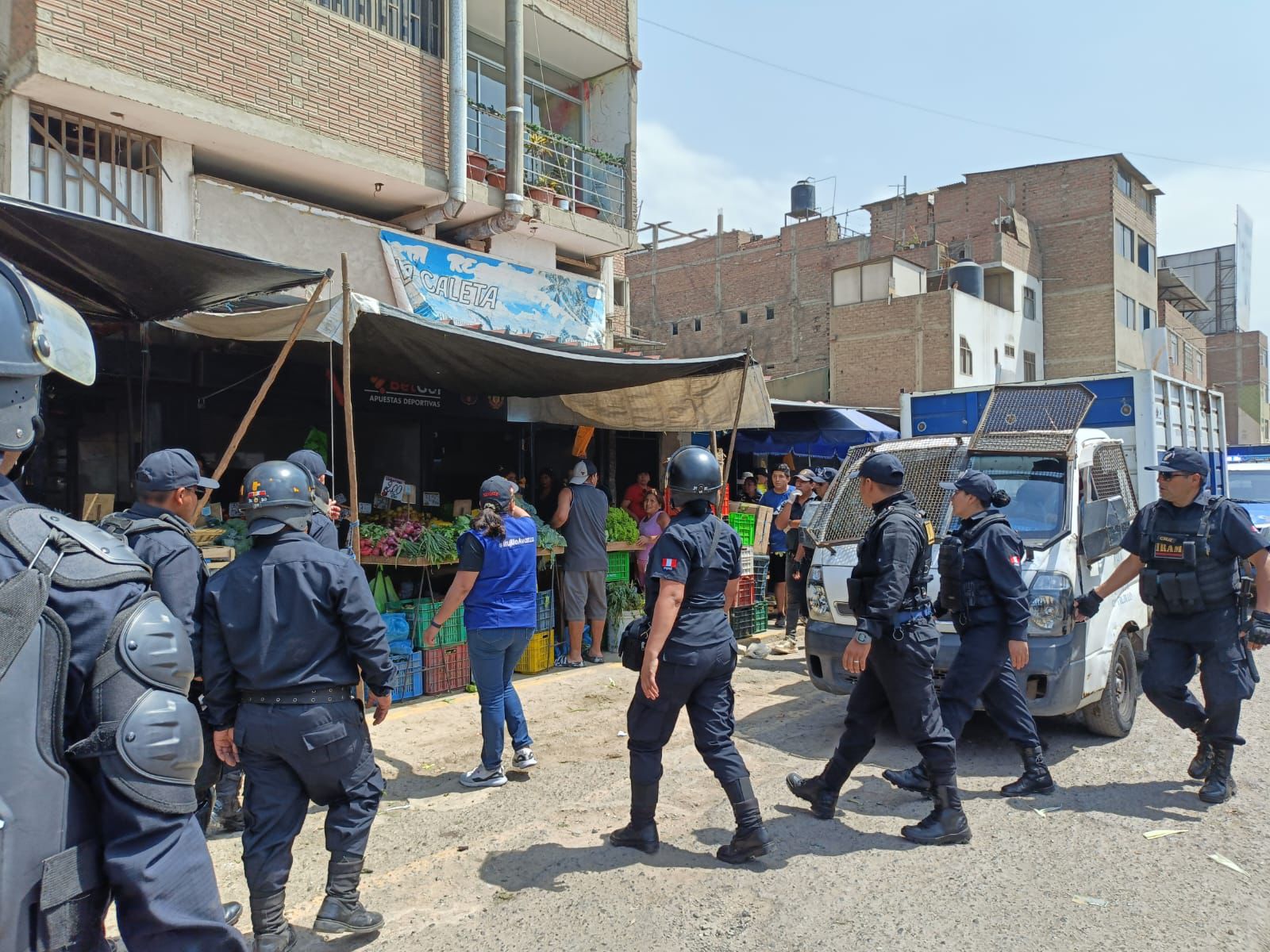 Municipalidad recupera espacios públicos en los alrededores de mercado Los Portales