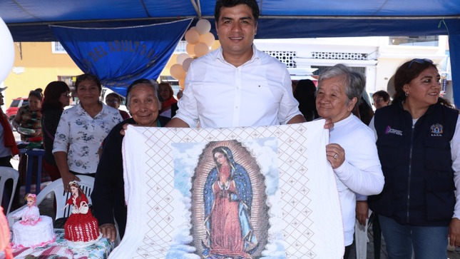 Organizan feria navideña para apoyar a organizaciones de base