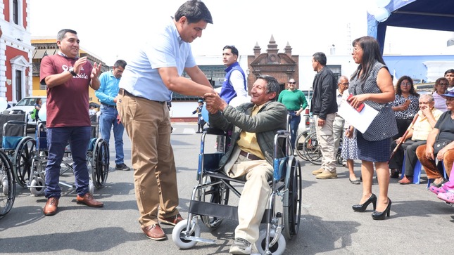 Municipalidad entregó sillas de ruedas a personas con discapacidad

