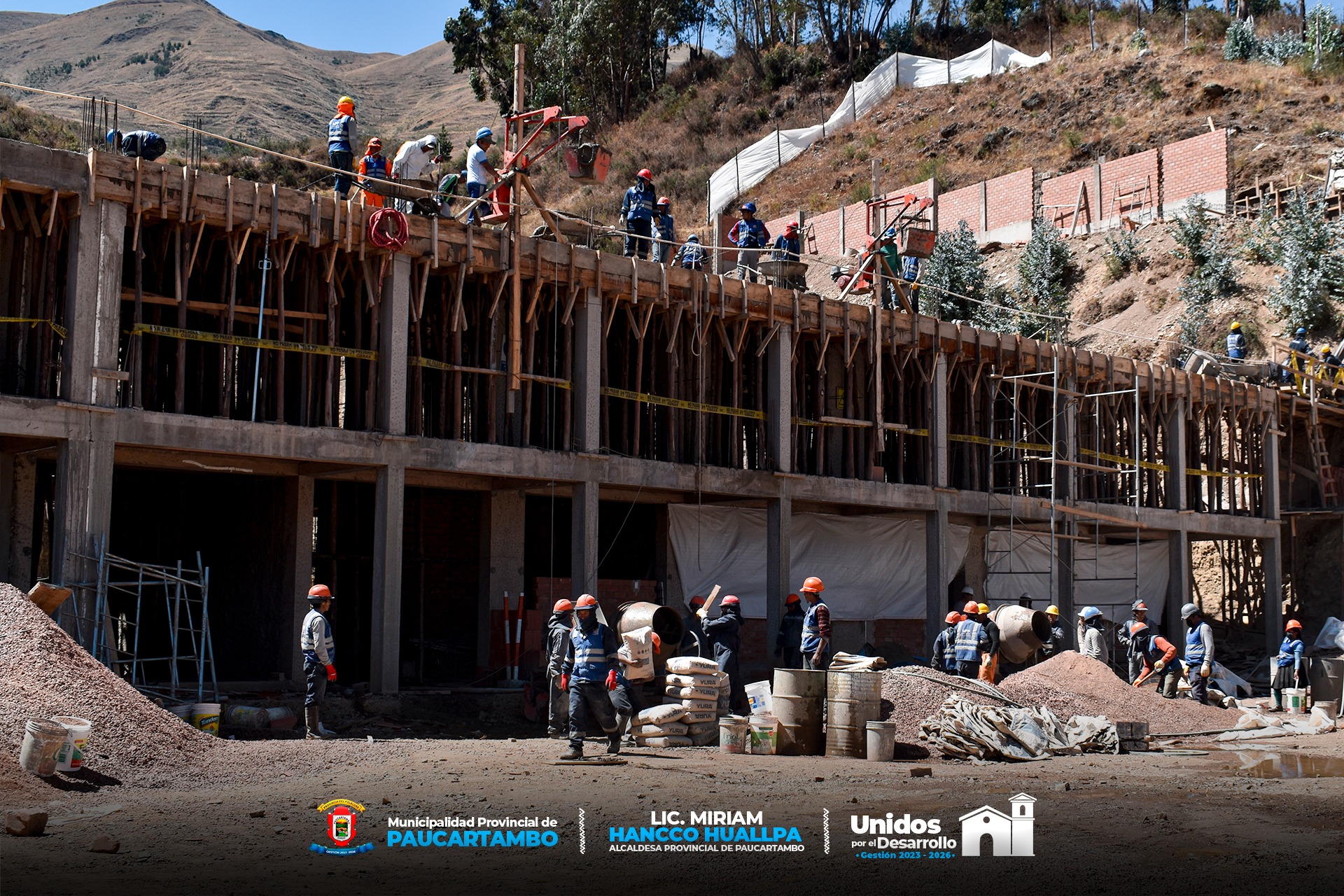 Archivo imagen del Vaciado de Concreto en el Techo de la Institución Educativa Secundaria del Centro Poblado de Mollomarca