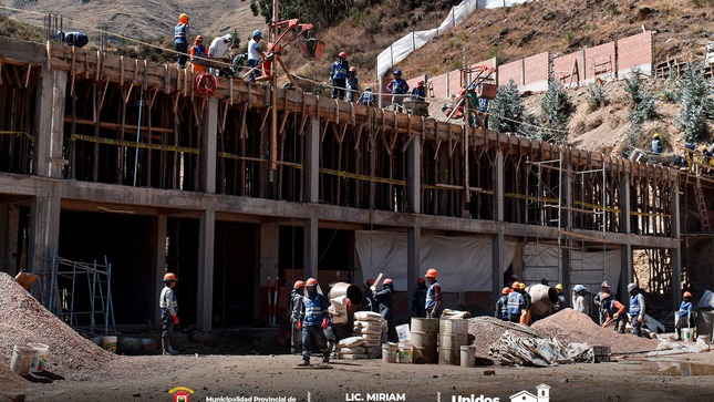 Archivo imagen del Vaciado de Concreto en el Techo de la Institución Educativa Secundaria del Centro Poblado de Mollomarca