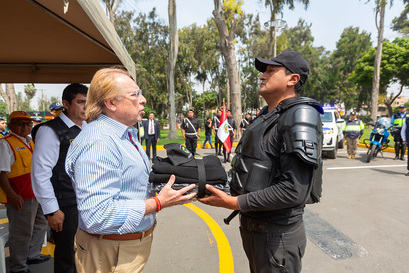 Alcalde Diego Uceda hace entrega de uniformes , equipos y camionetas a serenos