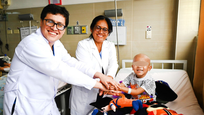El pequeño Ayrton junto al Dr. Jesús García Pinzás y la Dra. Jenny Villalobos, quienes formaron parte del equipo multidisciplinario que participaron en la compleja cirugía.