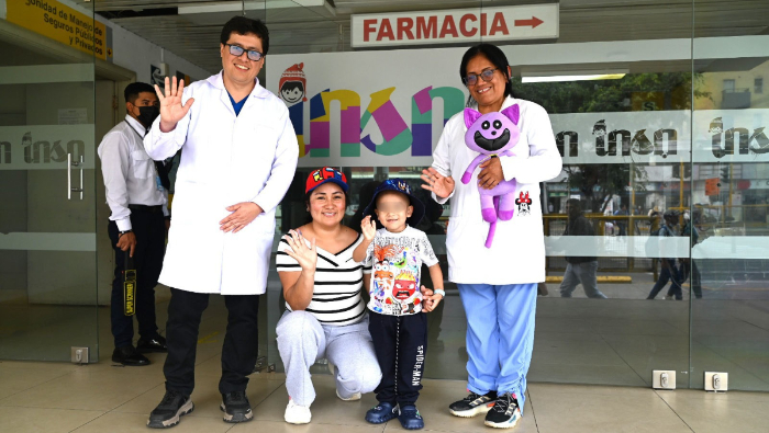 El pequeño Ayrton junto al Dr. Jesús García Pinzás y la Dra. Jenny Villalobos, quienes formaron parte del equipo multidisciplinario que participaron en la compleja cirugía.