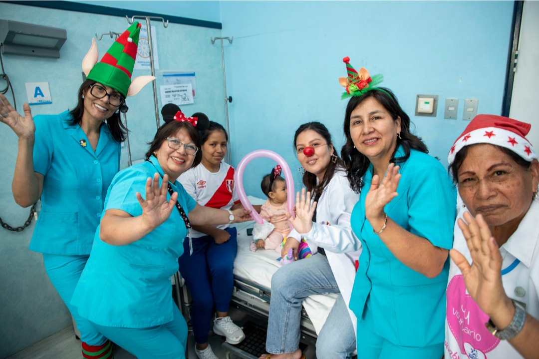 Pacientes del Hospital Voto Bernales de EsSalud adelantan la Navidad con alegría y risas gracias a clowns hospitalarios