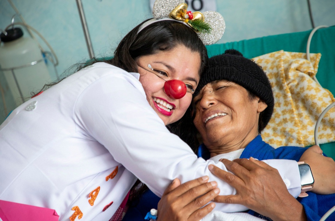 Pacientes del Hospital Voto Bernales de EsSalud adelantan la Navidad con alegría y risas gracias a clowns hospitalarios